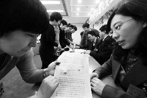 人大代表們就各自關(guān)心的話題熱烈討論。