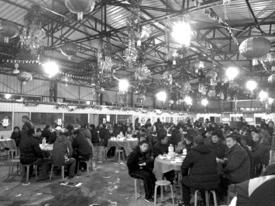 村主任孫女滿月宴席上，坐滿了前來(lái)道賀的村民。京華時(shí)報(bào)記者陶冉攝