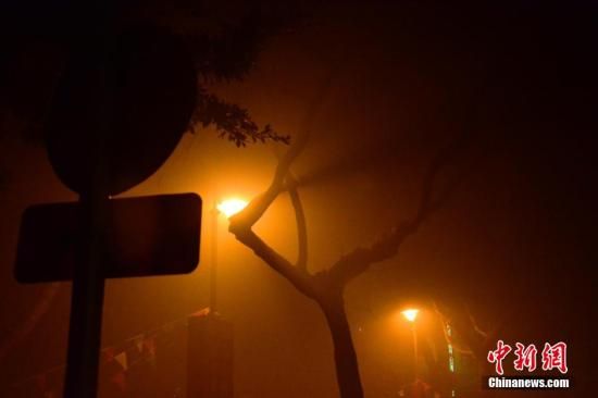 1月31日凌晨，市民行走在煙霧繚繞的南京街頭。當天是農(nóng)歷馬年正月初一，南京有限開禁燃放煙花爆竹正逢下霧天，空氣的不流通致使煙花爆竹燃燒后產(chǎn)生的顆粒物不能及時散開，造成整座城市煙霧繚繞。據(jù)當?shù)丨h(huán)保部門發(fā)布的信息顯示，空氣質(zhì)量屬重度污染。中新社發(fā) 泱波 攝