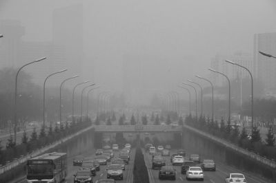 東三環(huán)農(nóng)展橋附近能見度很低。
