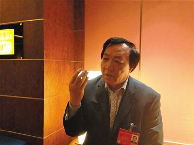 　昨日，在接受采訪時(shí)，何香久強(qiáng)調(diào)，大多公務(wù)員是勤勉工作的。