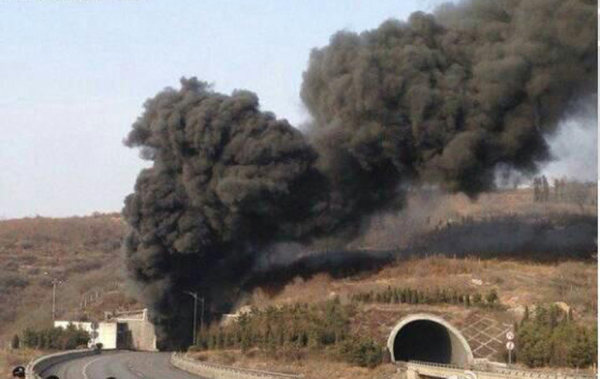 3月1日14時(shí)50分，山西，晉濟(jì)高速巖后隧道內(nèi)一輛拉煤車(chē)和一輛載有液態(tài)甲醇的車(chē)輛相撞爆炸。