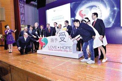 3月19日，中國(guó)首個(gè)器官捐獻(xiàn)志愿者登記網(wǎng)站（www.savelife.org.cn）正式啟動(dòng)，器官捐