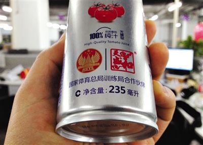 在涉訴產(chǎn)品的包裝上，印著“國家體育總局訓(xùn)練局合作伙伴”標(biāo)識(shí)。新京報(bào)記者 倪華初 攝