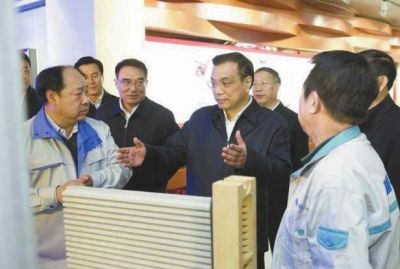 昨天，李克強在科技園查看PM2.5過濾設備。圖/新華視點微博