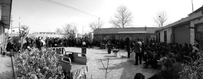 昨天下午，杜家疃村委會原文書李榮茂，向村民介紹當(dāng)天上午與街道辦溝通的情況。京華時(shí)報(bào)記者 懷若谷 攝