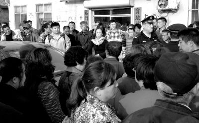 警方趕到現(xiàn)場，處理車胎被扎事件。