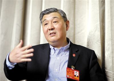 今年全國(guó)兩會(huì)期間，全國(guó)人大代表、浙江高院院長(zhǎng)齊奇接受記者采訪。新京報(bào)記者 陳杰 攝