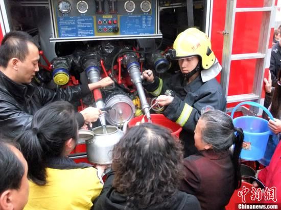 　4月11日，蘭州市自來水苯含量嚴(yán)重超標(biāo)，蘭州啟動公共突發(fā)事件應(yīng)急機(jī)制，緊急調(diào)配安全水源在居民區(qū)投放，圖為消防隊(duì)給西固蘭玻西社區(qū)居民送來水，市民排隊(duì)取水。裴強(qiáng) 攝 圖片來源：東方IC 版權(quán)作品 請勿轉(zhuǎn)載