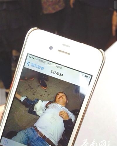 4月19日上午，目擊者拍到的黃祥拔被打現(xiàn)場圖片。網(wǎng)絡(luò)截圖