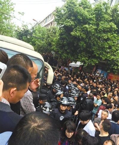 4月19日，蒼南縣靈溪鎮(zhèn)城管打人事件現(xiàn)場。網(wǎng)絡(luò)截圖