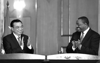 ▲國務(wù)院總理李克強(qiáng)在亞的斯亞貝巴與埃塞俄比亞總理海爾馬里亞姆會(huì)談后，共同會(huì)見記者。 新華社發(fā)