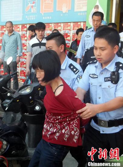  5月8日上午8時(shí)10分左右，江西省撫州市黎川縣日峰鎮(zhèn)家家樂超市發(fā)生一起持刀傷人案件。