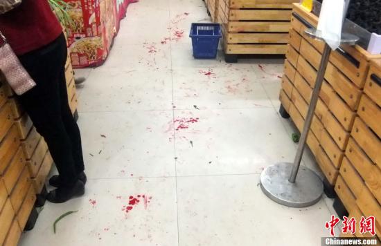   5月8日上午8時(shí)10分左右，江西省撫州市黎川縣日峰鎮(zhèn)家家樂超市發(fā)生一起持刀傷人案件。