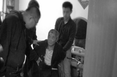 　向南夫被警方抓獲。