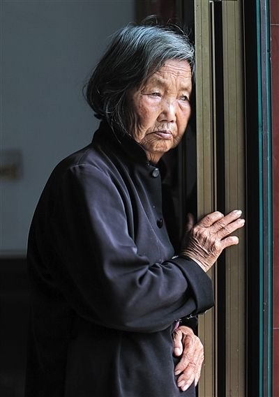 為了能“睡棺木”土葬，潘秀英四次喝農(nóng)藥自殺，后被搶救過(guò)來(lái)。