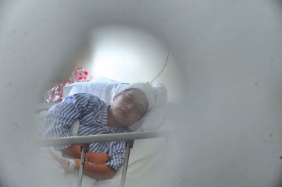 　6月3日，被打的值班醫(yī)生在病房接受治療。新華社發(fā)