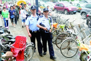 人流密集的街頭,持槍巡邏。