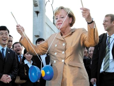 2007年8月27日，北京，默克爾正在玩扯鈴。
