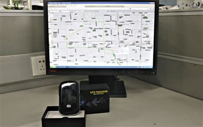 記者花近400元網(wǎng)購的定位監(jiān)聽器，能通過短信激活，進(jìn)行實時監(jiān)聽。