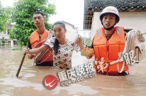 長(zhǎng)壽區(qū)，消防官兵搜救被困群眾。