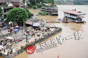 沙坪壩區(qū)磁器口，江水逼近休閑平臺(tái)。