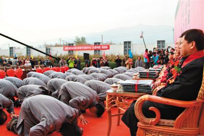 網(wǎng)絡(luò)上流傳的北京鳳凰嶺書(shū)院開(kāi)學(xué)典禮上學(xué)員跪拜老師的照片?！肮虬荨币鹆瞬簧倬W(wǎng)友質(zhì)疑。