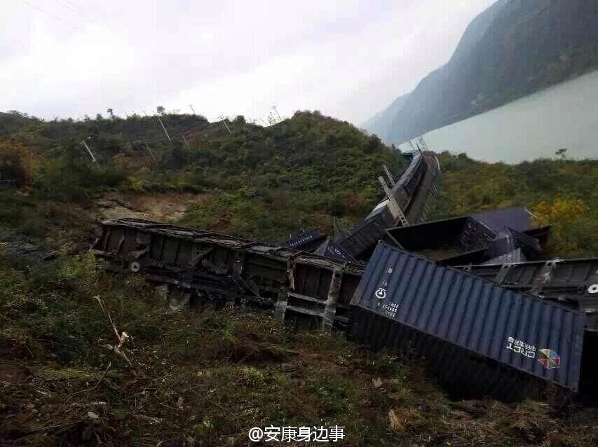 襄渝鐵路旬陽(yáng)至棕溪上行線發(fā)生山體塌方，致使75228次貨物列車8節(jié)車廂脫線。圖片來(lái)源于網(wǎng)絡(luò)