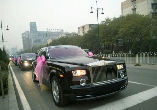 　11月23日，河北唐山街頭現(xiàn)價(jià)值超過2個(gè)億的婚禮車隊(duì)。