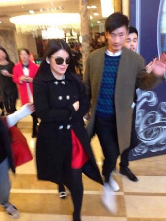 　婚禮現(xiàn)場現(xiàn)多位明星大腕助陣。