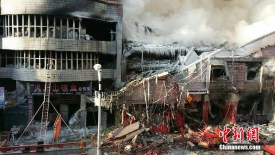 2015年1月3日，哈爾濱市道外區(qū)太古街著火塌方現(xiàn)場，火又燒了起來