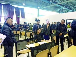 　首批中央和國(guó)家機(jī)關(guān)公車(chē)第三場(chǎng)拍賣(mài)現(xiàn)場(chǎng)。賈悅/攝