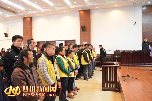 胡寶寶（右四）等接受集中宣判。