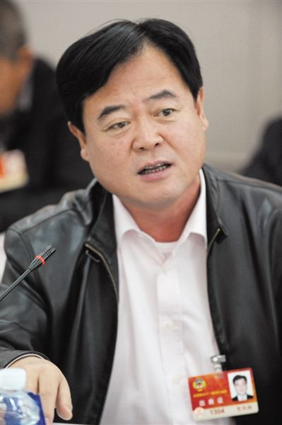 　政協(xié)委員、中國通用技術(shù)集團董事長賀同新稱，按照2014年的數(shù)字，他的薪水下降了近50%。圖/CFP