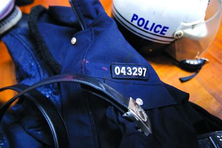 在閔行區(qū)虹橋派出所的一角，擺放著茆盛泉曾經(jīng)最愛的警服?！?43297”的警號、深色的警服依稀可見已經(jīng)凝固的血跡，警用皮帶也斷裂了。