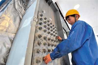 工人在內(nèi)部安裝鋼結(jié)構(gòu)。