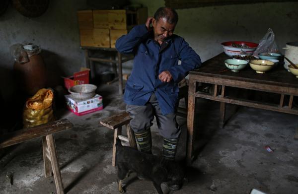 高齡農民工：靠吃肉補充體力 靠染發(fā)躲過檢查