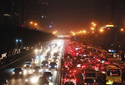 昨晚，因沙塵暴導(dǎo)致能見(jiàn)度低，長(zhǎng)安街嚴(yán)重堵車(chē)。