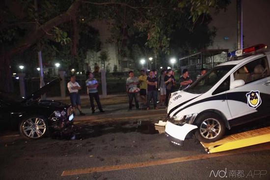 當(dāng)時(shí)賓利司機(jī)去筆架山爬山，車停在路邊，剛回來(lái)便發(fā)現(xiàn)車輛發(fā)生了事故。