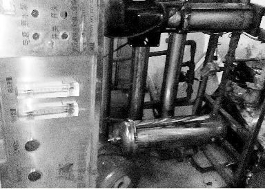 漢陽某無證水廠使用的破舊設(shè)備。