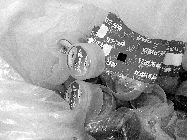 食藥監(jiān)執(zhí)法人員封存了無證水廠的假商標(biāo)。