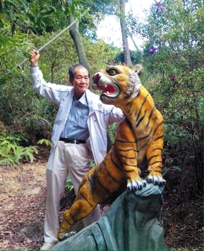 2015年1月10日，區(qū)少坤到廣東肇慶九龍湖游玩，拍攝打虎圖。