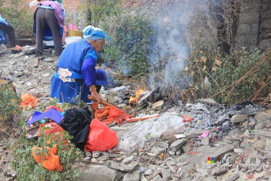 老人們準(zhǔn)備好松香紙錢等祭祀用品，虔誠祈福。