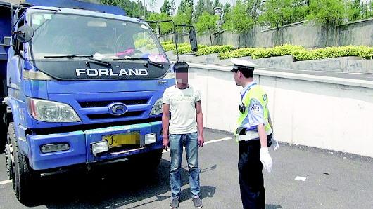 民警對(duì)持C1駕照駕駛大貨車、一年違法350余次的張某進(jìn)行批評(píng)教育。