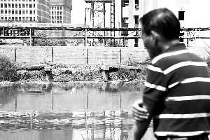 2015年6月5日，上海的古御界橋只剩橋墩和兩塊橋面。