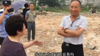 干部笑對(duì)拆遷戶(hù) 干部笑對(duì)拆遷戶(hù)