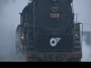 抗日雷劇再現(xiàn)神技:自行車(chē)飛起還能截火車(chē) 抗日雷劇再現(xiàn)神技:自行車(chē)飛起還能截火車(chē)