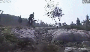 抗日雷劇再現(xiàn)神技:自行車(chē)飛起還能截火車(chē) 抗日雷劇再現(xiàn)神技:自行車(chē)飛起還能截火車(chē)