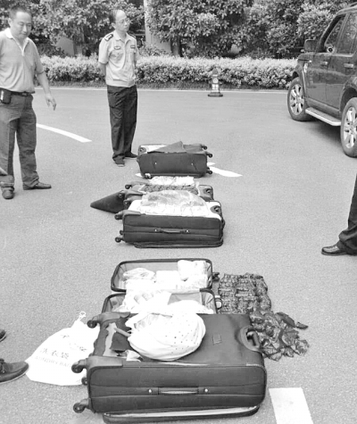 圖為民警搜出的毒品。