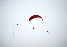 10月25日下午，動力傘從一對路燈上空飛過